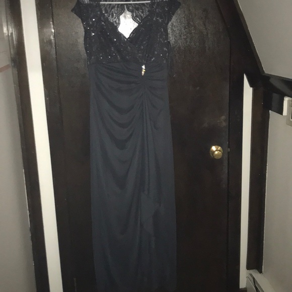 Beautiful lace and dress with a unique lace back - Picture 2 of 6